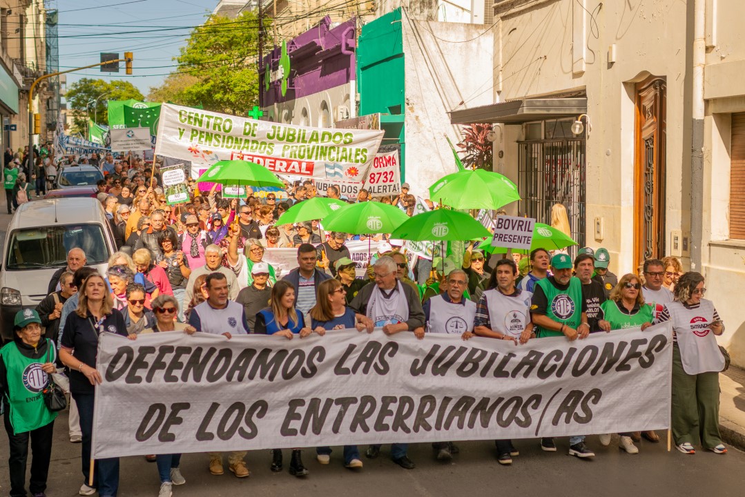 Masiva movilización en defensa de la Caja de Jubilaciones de Entre Ríos