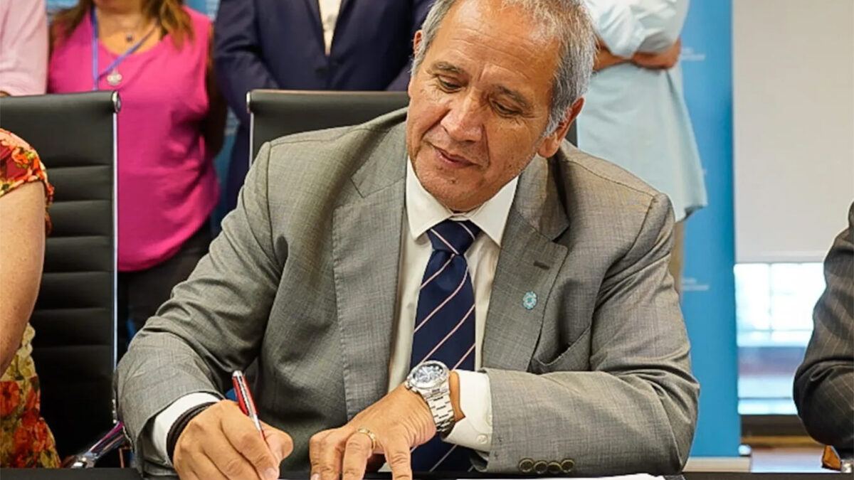 Sergio Palazzo, secretario General de la Asociación Bancaria firma la Paritaria Bancaria, mayo 2026