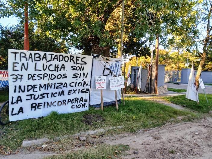 Protesta de trabajadores despedidos de la fábrica de baterías Fademi, de Larroque