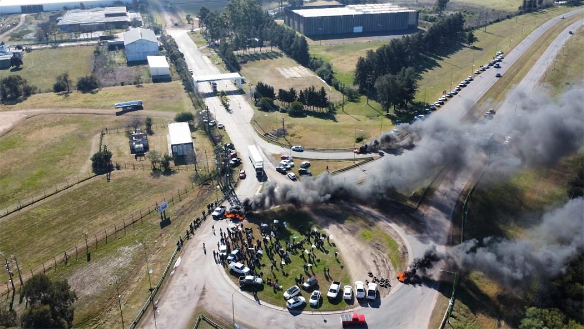 Despedidos de UniónBat pidieron la continuidad laboral en el acceso a Gualeguaychú