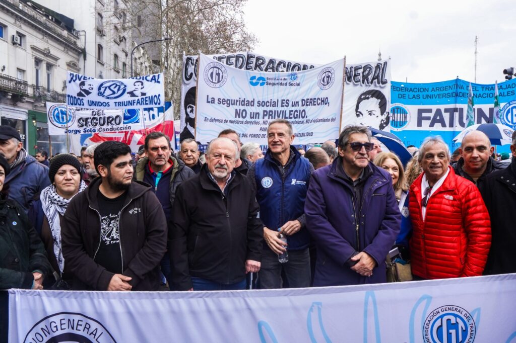 La CGT, las CTA y la UTEP marcharon en defensa de los jubilados