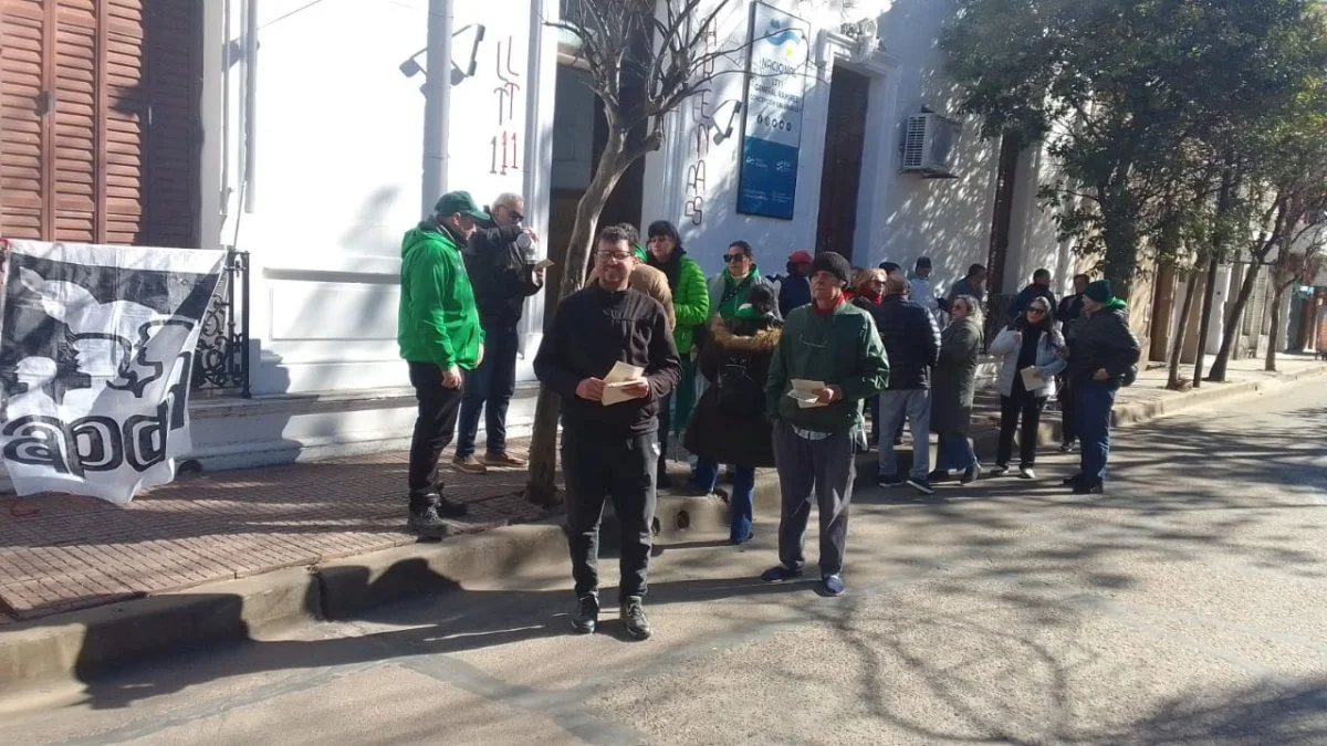 Trabajadores de LT11 reclaman mejoras salariales