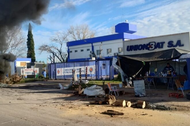 Acampe frente a la planta de UniónBat