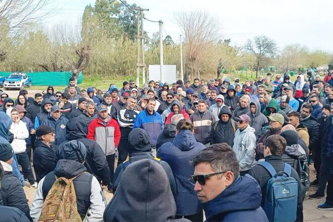 Los trabajadores despedidos de Granja Tres Arroyos se reunieron en asamblea. Foto: Arriba Noticias