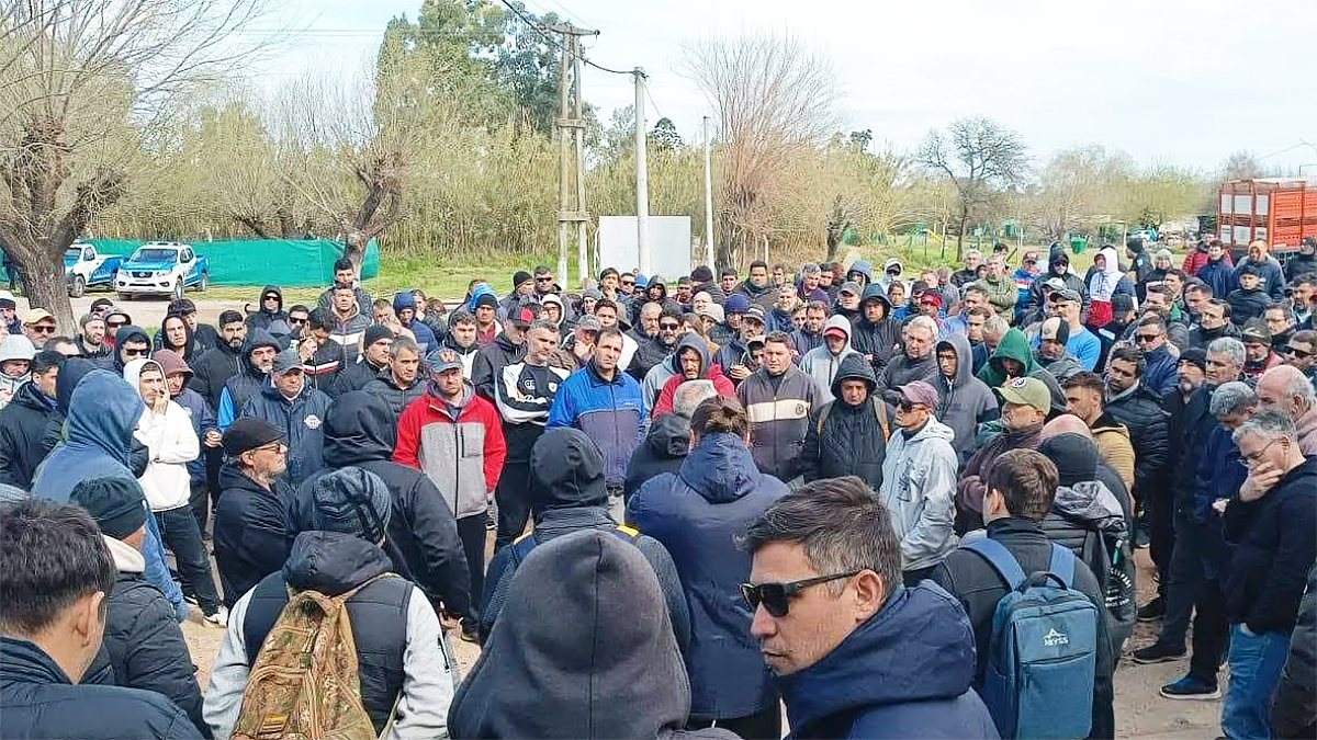 Los trabajadores despedidos de Granja Tres Arroyos se reunieron en asamblea. Foto: Arriba Noticias