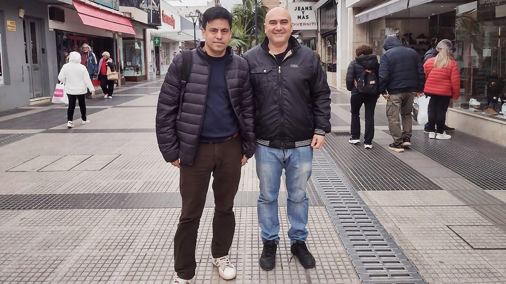 Juan Zalazar, candidato a secretario seneral del SEC y Lucas Flores, candidato a ocupar la Secretaría de Educación del SEC, por la Lista Naranja.