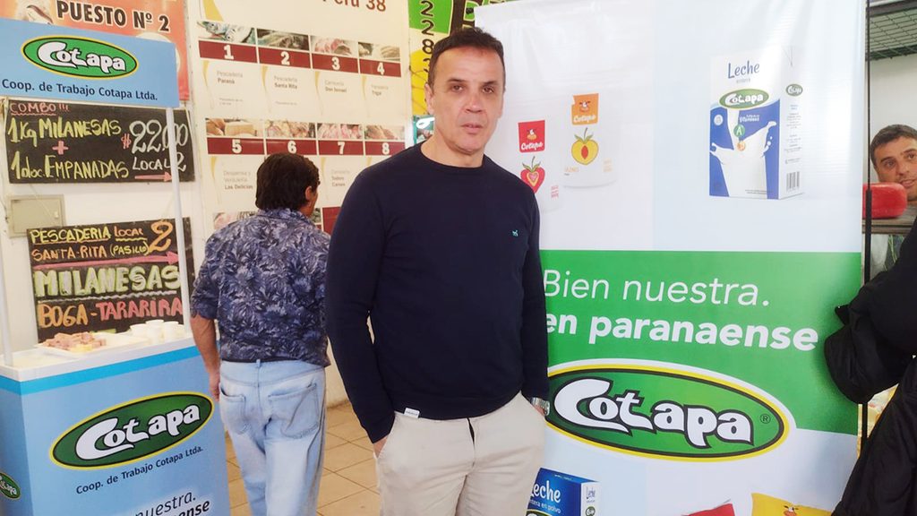 Carlos Strada, uno de sus 45 asociados, habla por sus compañeros cooperativistas y expresa la satisfacción por el nuevo local de venta, en pleno centro de la capital provincial.