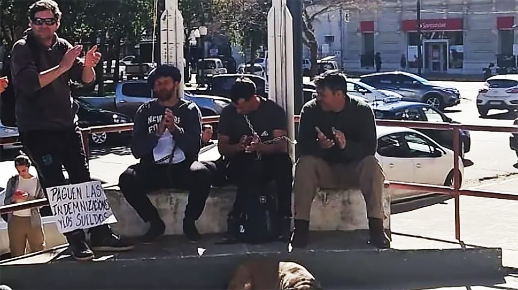 Trabajadores de GTA se encadenaron en el Centro Cìvico de Concepción del Uruguay. Foto: La Pirámide
