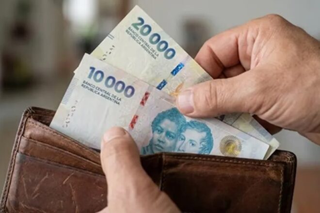 El Gobierno fijó por decreto el salario mínimo hasta abril: llegará a $437.000