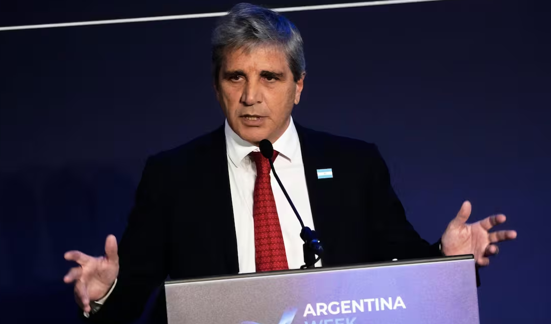 Más de 50 gremios denunciarán penalmente a Luis Caputo por retener fondos de las obras sociales