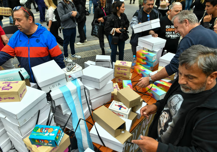 Fabricantes de calzado realizaron un “zapatazo solidario” en defensa de la industria nacional